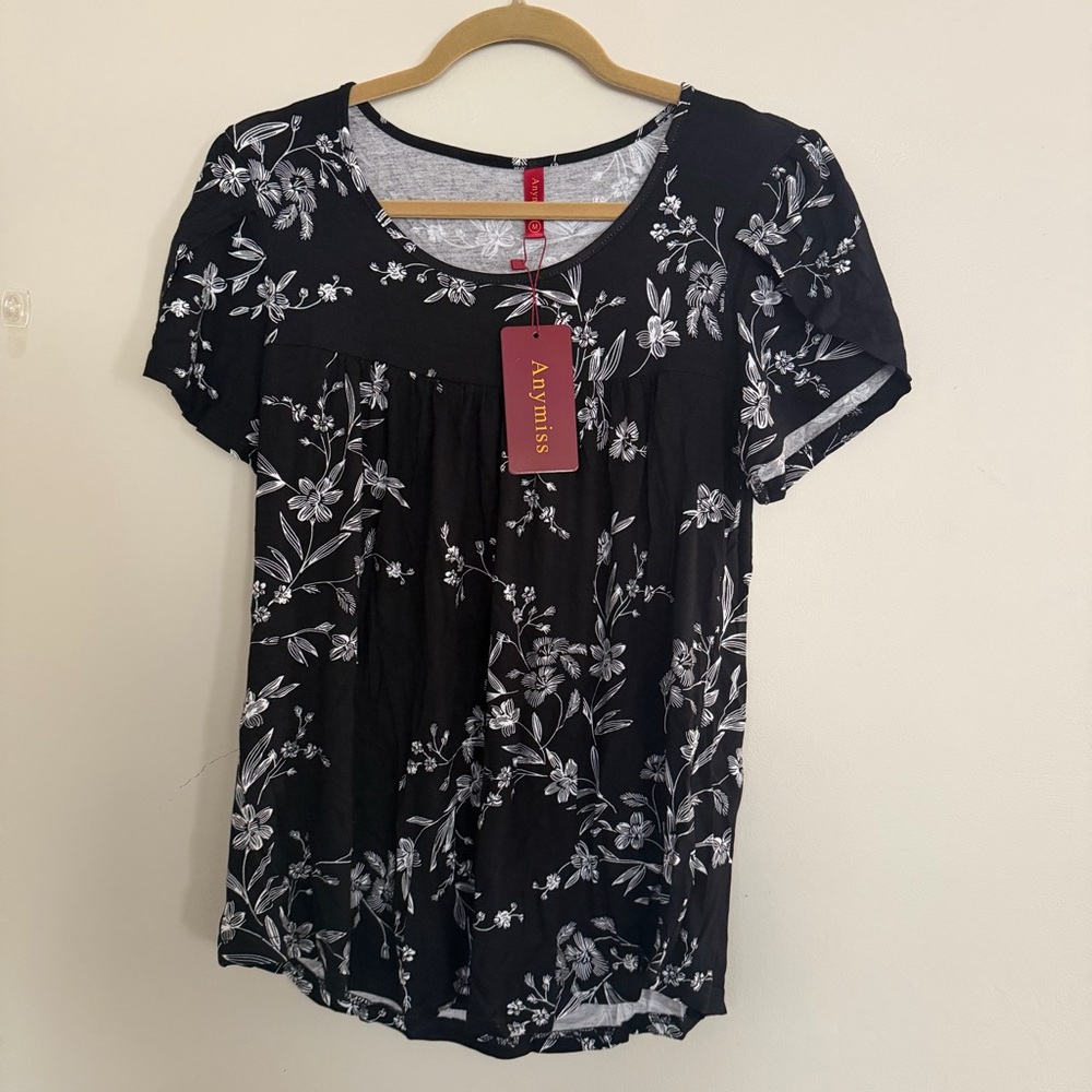 Women’s Tunic Blouse Shirt Size Medium Black with White Flowers Short Sleeve New